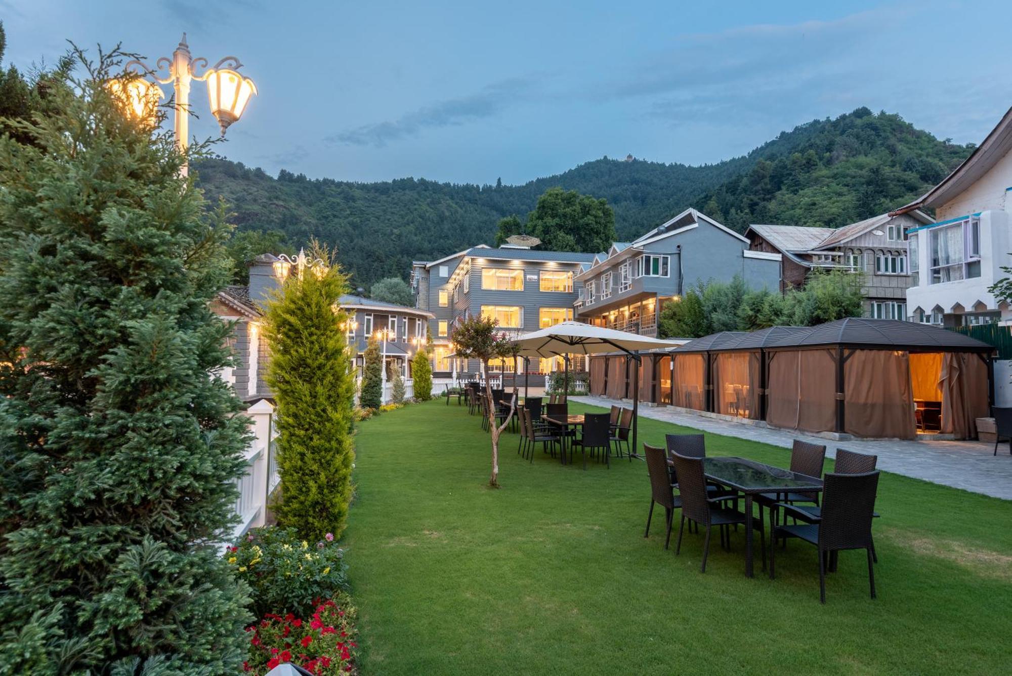 Hotel Grand Boulevard Durgjan Exterior foto