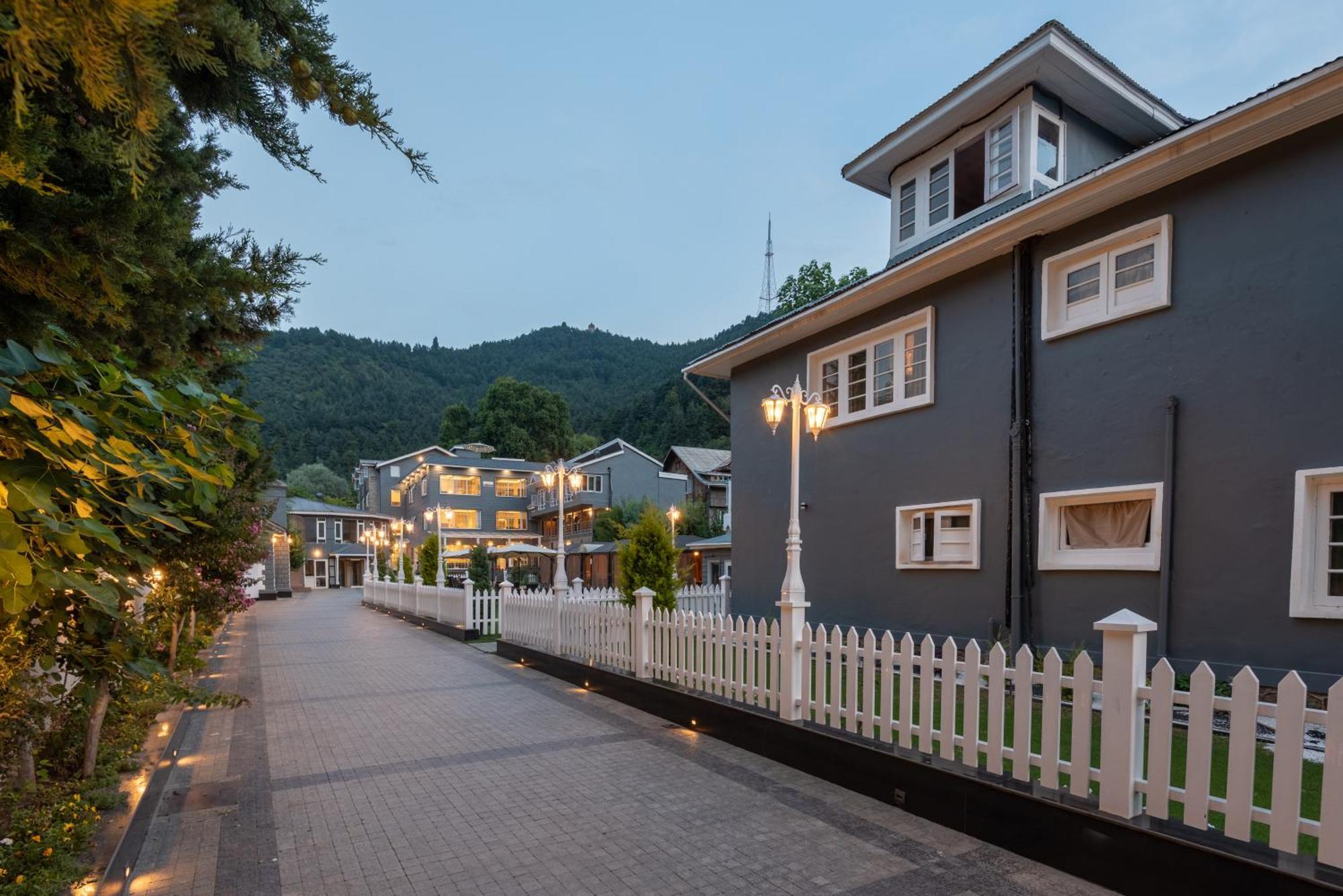 Hotel Grand Boulevard Durgjan Exterior foto