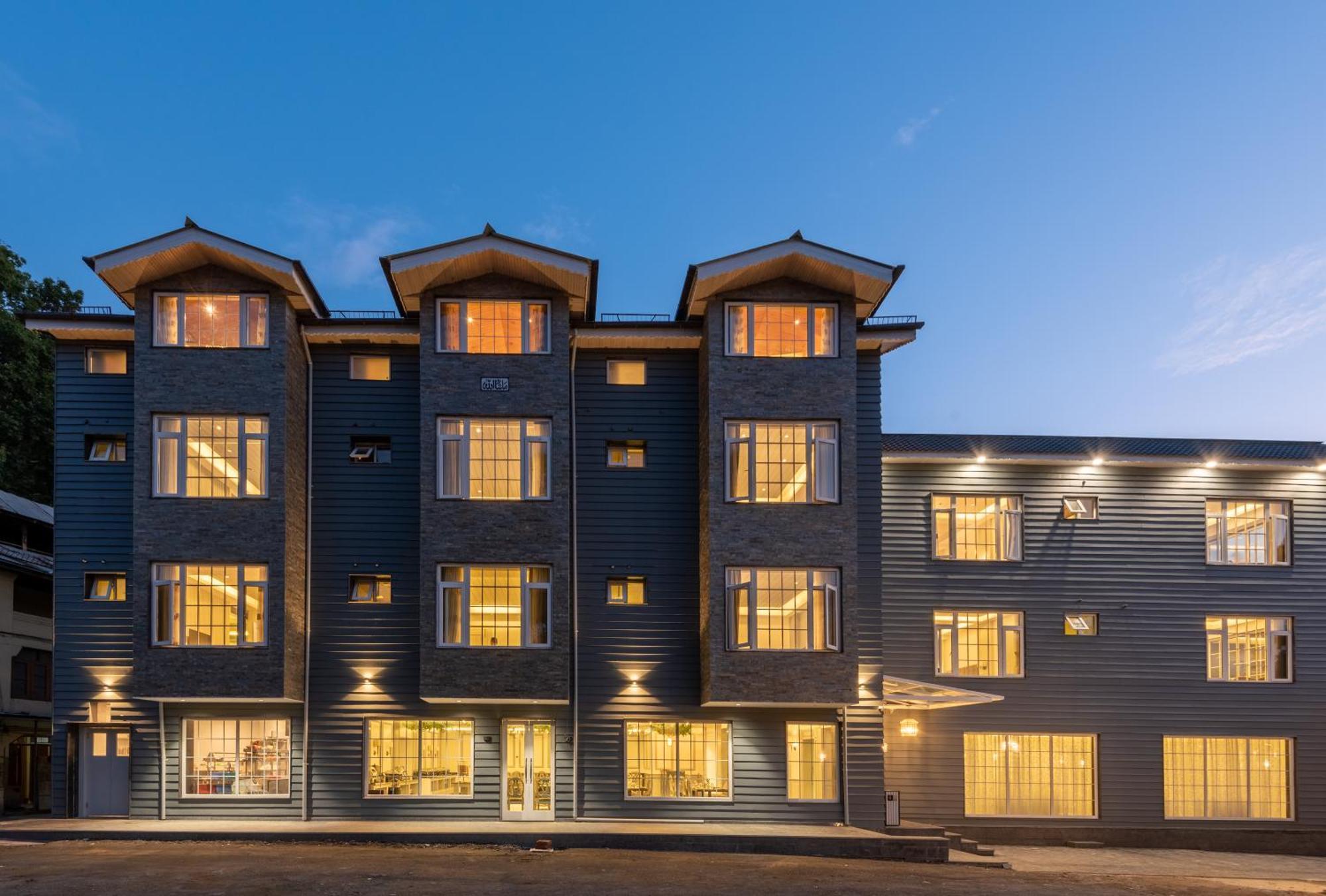 Hotel Grand Boulevard Durgjan Exterior foto
